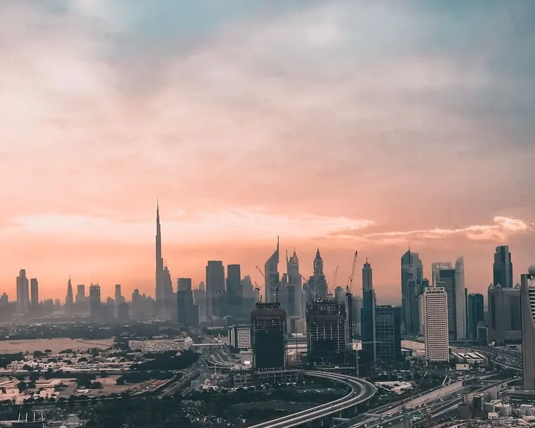 شارع الشيخ زايد وأفق دبي عند الغروب